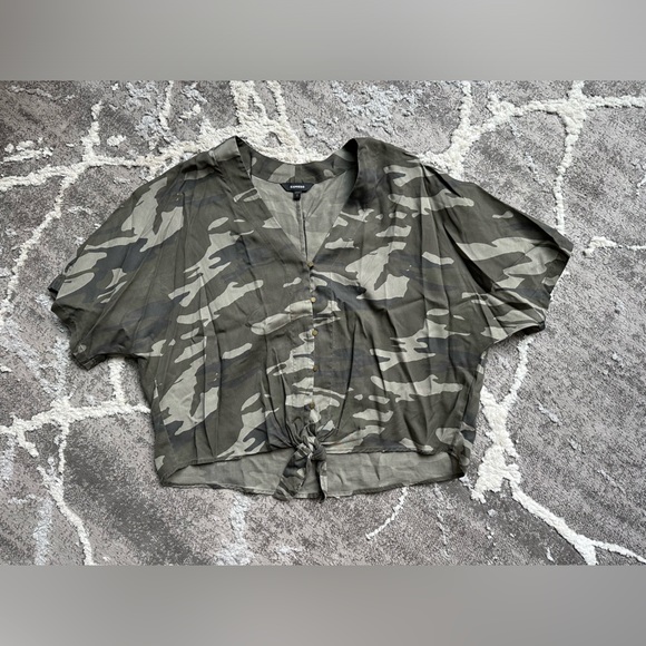 Camo Women’s Button Down Top - Picture 1 of 3